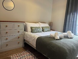 Fitzroy Avenue Apartment Accommodate up to 5guests