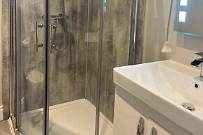 3-bed Central Apartment - Sleeps 5 & Pets Ok