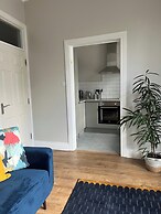 Fitzroy Avenue Apartment Accommodate up to 5guests