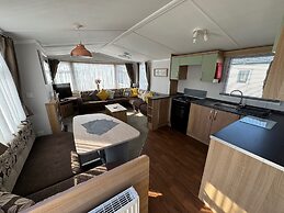 Statichomesleeps6-lakeview-petsok-balcony-parking