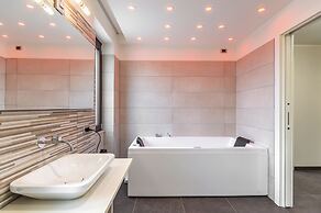 Lual Bleisure Hotel
