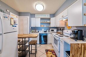 Walk to Beach Pool Sleeps 6!