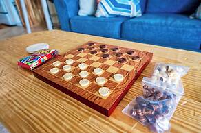 Walk to Beach Pool Sleeps 6!