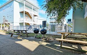 Walk to Beach Pool Sleeps 6!