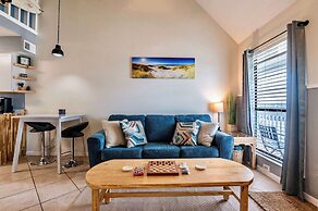 Walk to Beach Pool Sleeps 6!