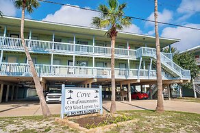 Walk to Beach Pool Sleeps 6!