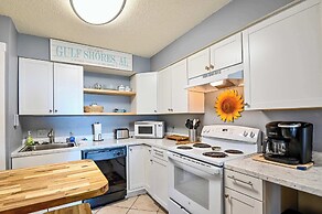 Walk to Beach Pool Sleeps 6!