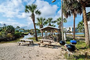 Walk to Beach Pool Sleeps 6!