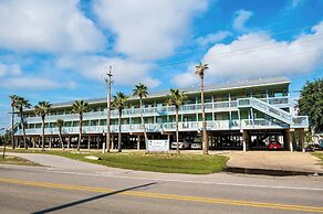 Walk to Beach Pool Sleeps 6!