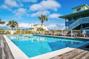Walk to Beach Pool Sleeps 6!
