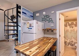 Walk to Beach Pool Sleeps 6!