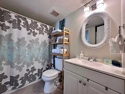 Walk to Beach Pool Sleeps 6!