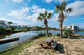 Walk to Beach Pool Sleeps 6!