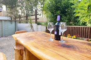 5-bed Home - Sleeps 12, Pool, Garden & Play Area