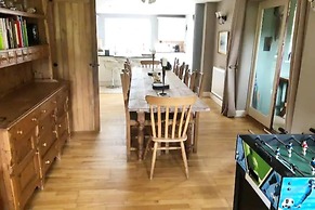 5-bed Home - Sleeps 12, Pool, Garden & Play Area