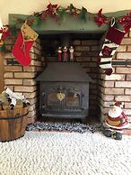 5-bed Home - Sleeps 12, Pool, Garden & Play Area