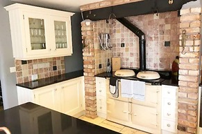5-bed Home - Sleeps 12, Pool, Garden & Play Area