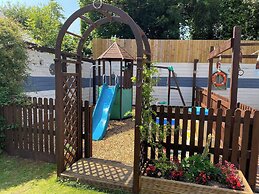 5-bed Home - Sleeps 12, Pool, Garden & Play Area