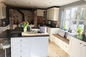 5-bed Home - Sleeps 12, Pool, Garden & Play Area