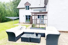 5-bed Home - Sleeps 12, Pool, Garden & Play Area