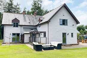 5-bed Home - Sleeps 12, Pool, Garden & Play Area