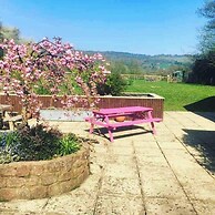5-bed Home - Sleeps 12, Pool, Garden & Play Area