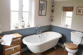 5-bed Home - Sleeps 12, Pool, Garden & Play Area