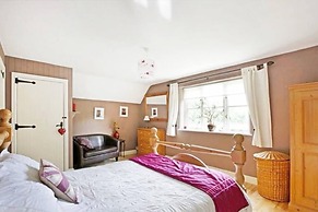 5-bed Home - Sleeps 12, Pool, Garden & Play Area