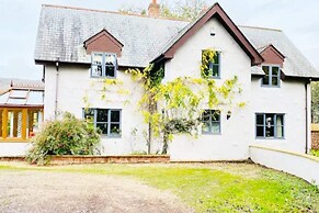 5-bed Home - Sleeps 12, Pool, Garden & Play Area