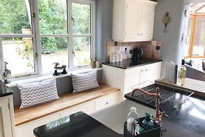 5-bed Home - Sleeps 12, Pool, Garden & Play Area
