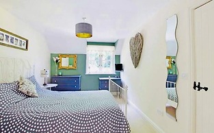 5-bed Home - Sleeps 12, Pool, Garden & Play Area