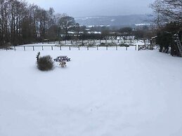 5-bed Home - Sleeps 12, Pool, Garden & Play Area