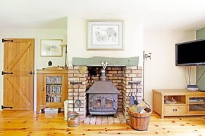 5-bed Home - Sleeps 12, Pool, Garden & Play Area