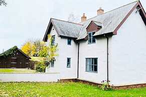 5-bed Home - Sleeps 12, Pool, Garden & Play Area