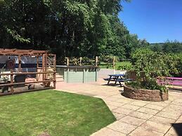 5-bed Home - Sleeps 12, Pool, Garden & Play Area