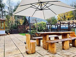 5-bed Home - Sleeps 12, Pool, Garden & Play Area