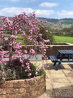 5-bed Home - Sleeps 12, Pool, Garden & Play Area