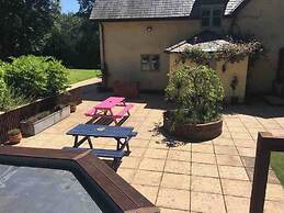 5-bed Home - Sleeps 12, Pool, Garden & Play Area