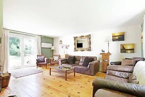 5-bed Home - Sleeps 12, Pool, Garden & Play Area