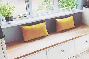 5-bed Home - Sleeps 12, Pool, Garden & Play Area