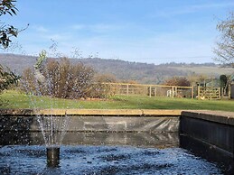 5-bed Home - Sleeps 12, Pool, Garden & Play Area
