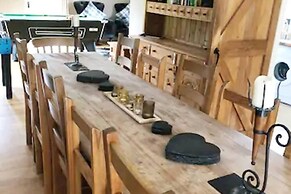 5-bed Home - Sleeps 12, Pool, Garden & Play Area