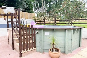 5-bed Home - Sleeps 12, Pool, Garden & Play Area