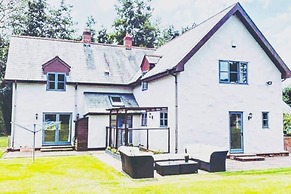 5-bed Home - Sleeps 12, Pool, Garden & Play Area