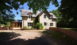 5-bed Home - Sleeps 12, Pool, Garden & Play Area