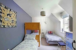 5-bed Home - Sleeps 12, Pool, Garden & Play Area