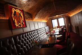 The Red Lion & Cellar Room