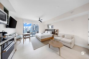 Skyline Chic Downtown Studio Getaway
