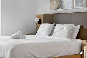 Skyline Chic Downtown Studio Getaway