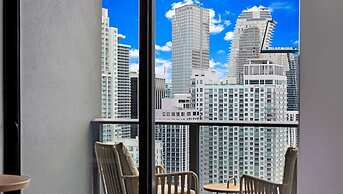 Skyline Chic Downtown Studio Getaway